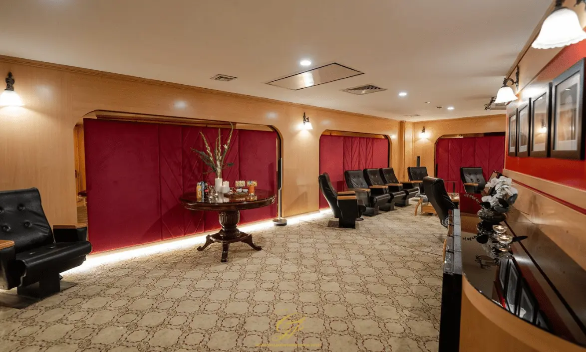 سینمای خصوصی با بهترین امکانات، فقط چند قدم تا حرم امام رضا (ع)