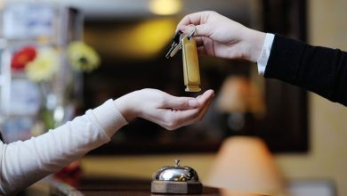 متصدی پذیرش هتل کیست و چه وظایفی بر عهده دارد؟