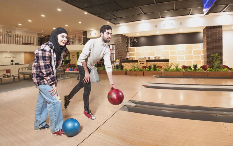  بولینگ در مشهد: تجربه‌ای متفاوت در مجموعه تفریحی گلدن کلاب