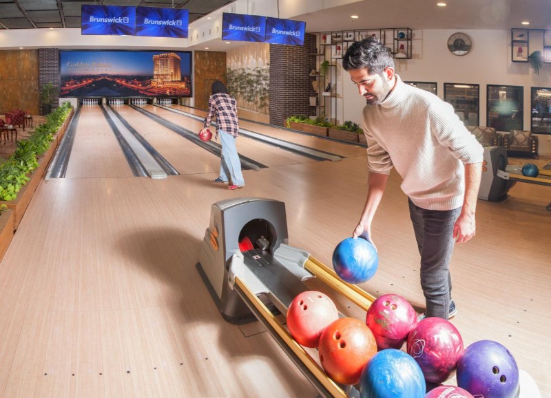 بولینگ در مشهد: تجربه‌ای متفاوت در مجموعه تفریحی گلدن کلاب